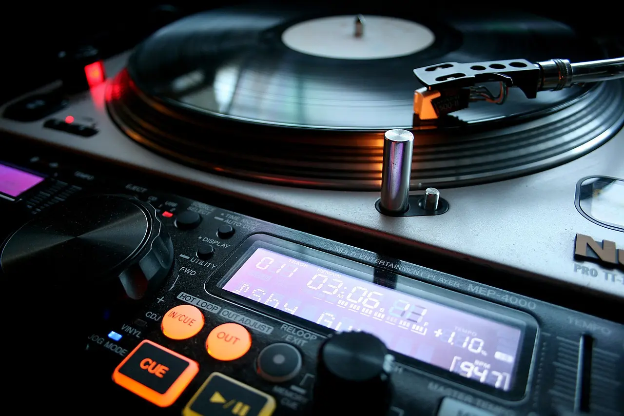 Roaming Band vs. DJ